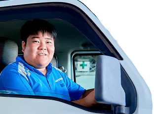 トラックを運転する男性社員