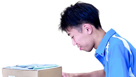 事務作業をする男性社員