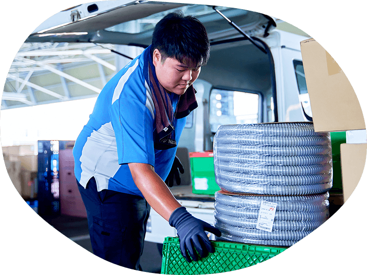 荷物を運ぶ男性社員