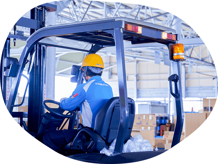 フォークリフトを運転する男性社員