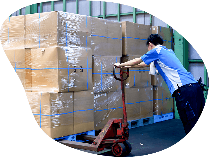 荷物を運搬する男性社員