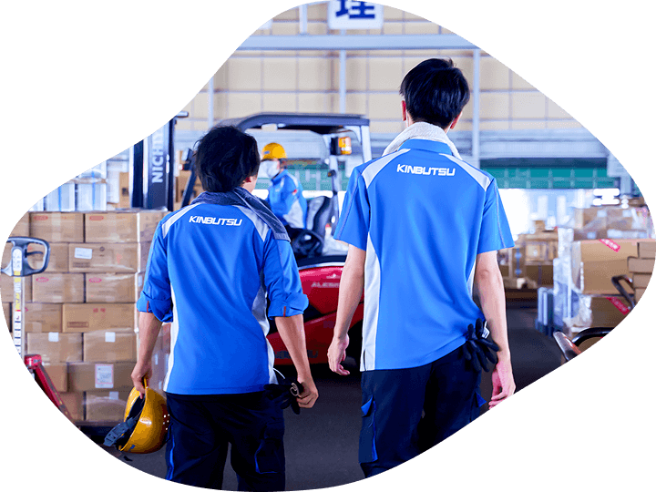 構内作業をする男性社員たち