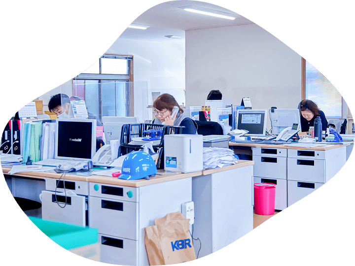 事務作業をする社員たち
