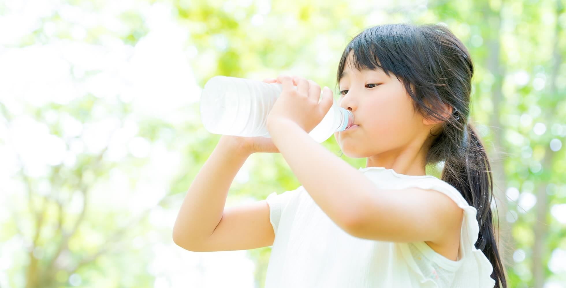 水を飲む子供