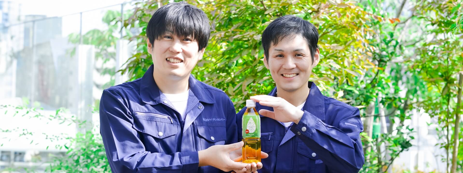 商品を持つ男性社員たち