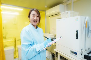 製造工場での品質管理スタッフ