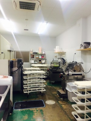 お肉のシール貼りやパック詰め