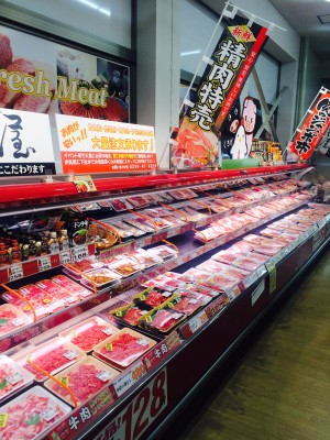 お肉のシール貼りやパック詰め