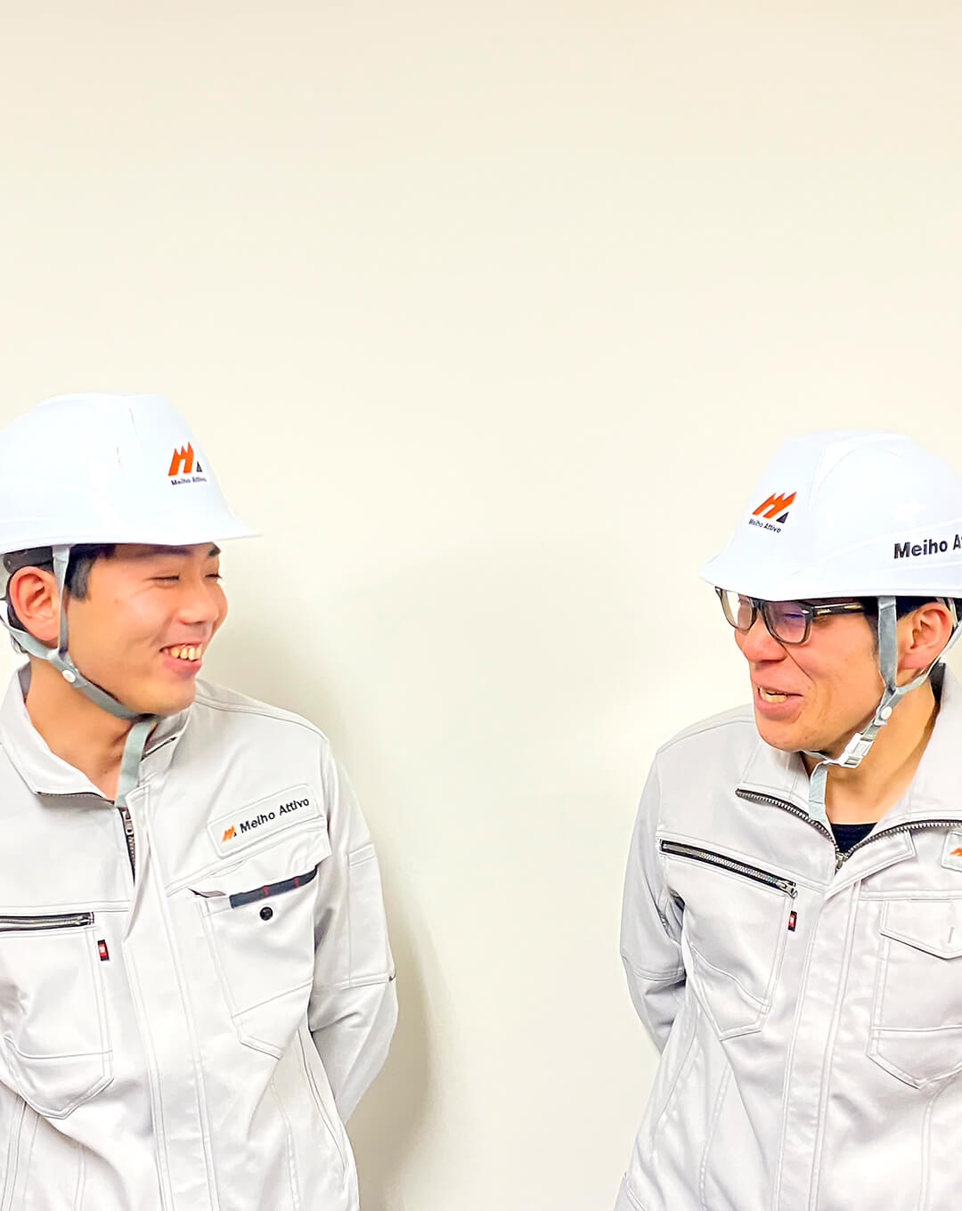 笑顔で会話をする男性社員たち