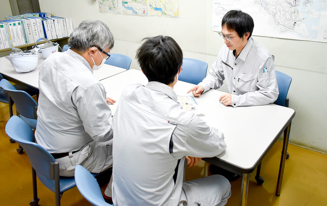 打合せをする男性社員たち