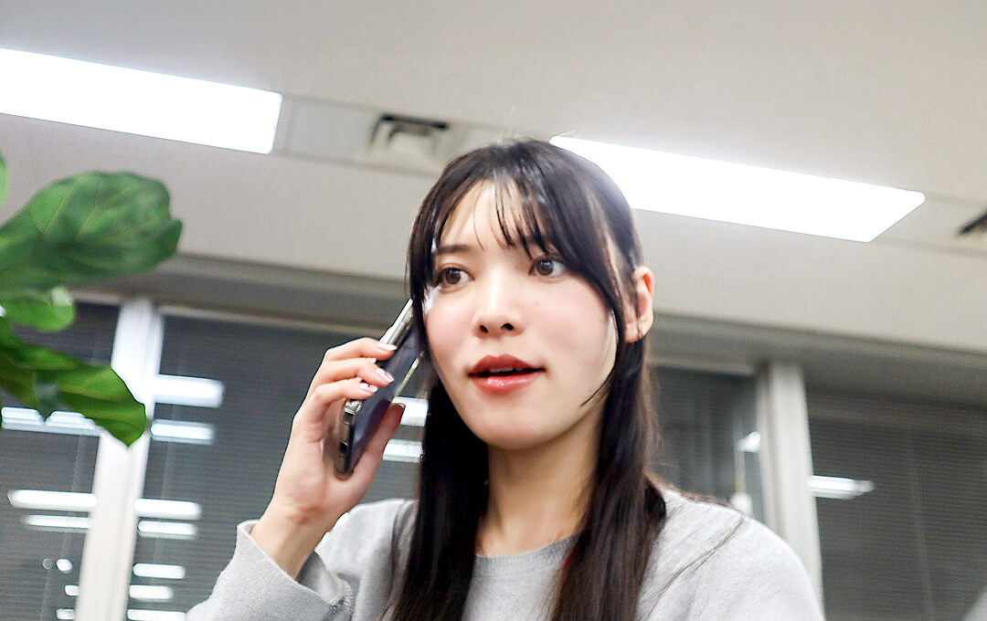電話をする女性社員