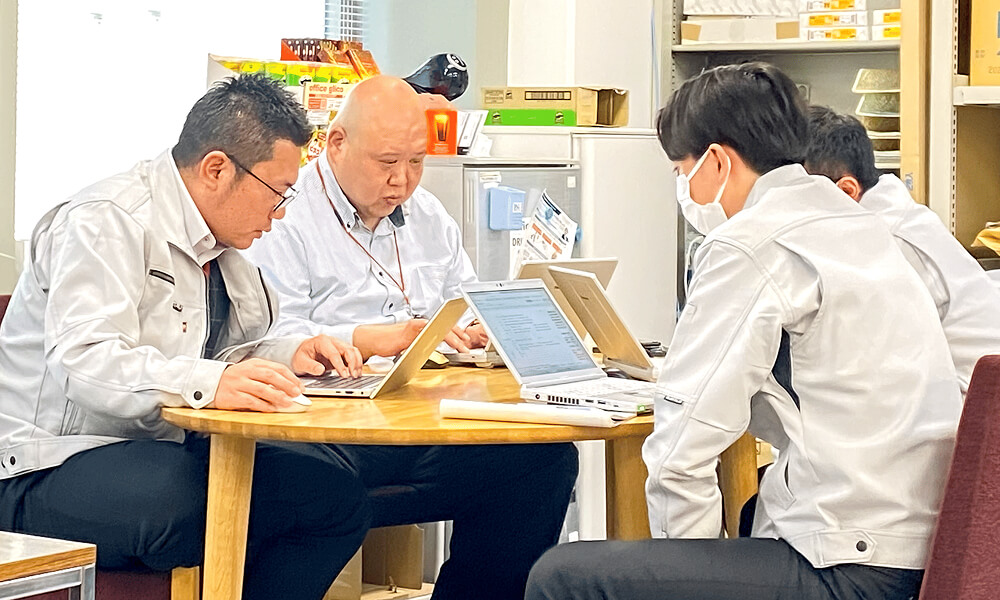 話し合いをする男性社員たち