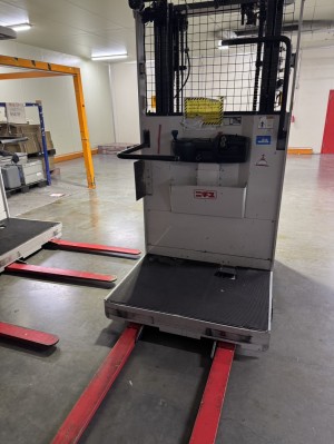 夜勤フォークリフトオペレーター／東証上場グループで安定勤務