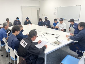 大型食品配送ドライバー（8トン）／入社特典／月給37万～44万