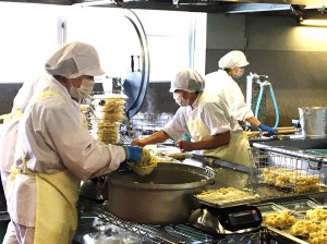小学校の調理補助スタッフ/9時~15時の間/未経験OK