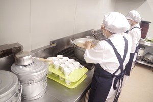 福祉施設の調理補助スタッフ/15時~19時半の間/未経験OK