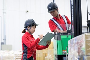 通路広めの低床平屋／リーチ経験を正当評価／年休125日以上