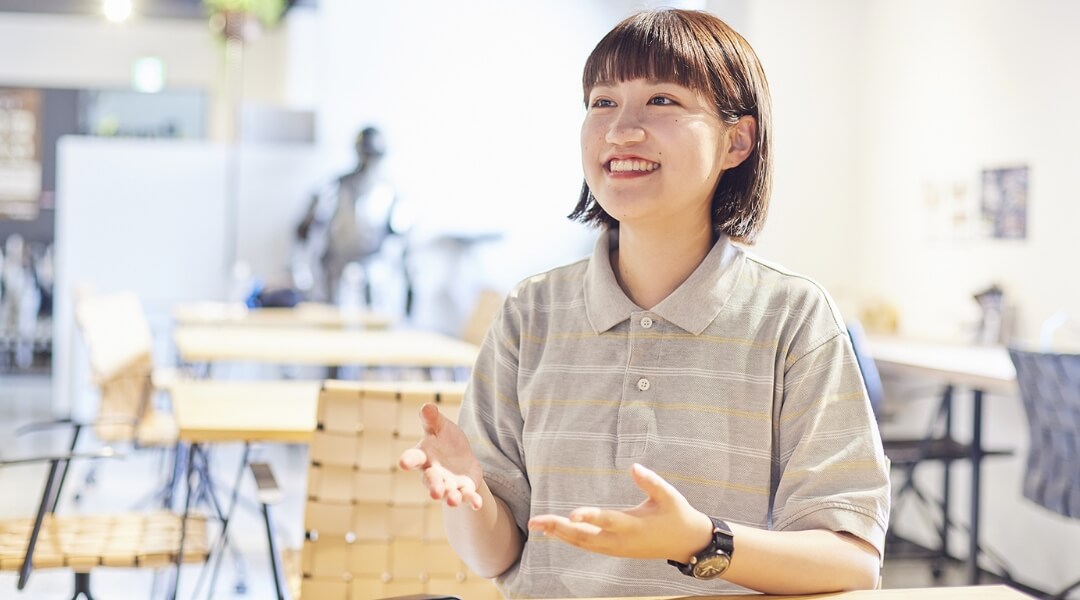 笑顔の女性社員