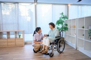 併設高齢者向け住宅へ訪問する介護スタッフ_02