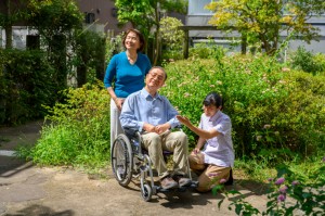 併設高齢者向け住宅へ訪問する介護スタッフ_19