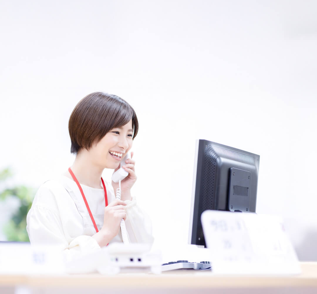 電話をする女性社員