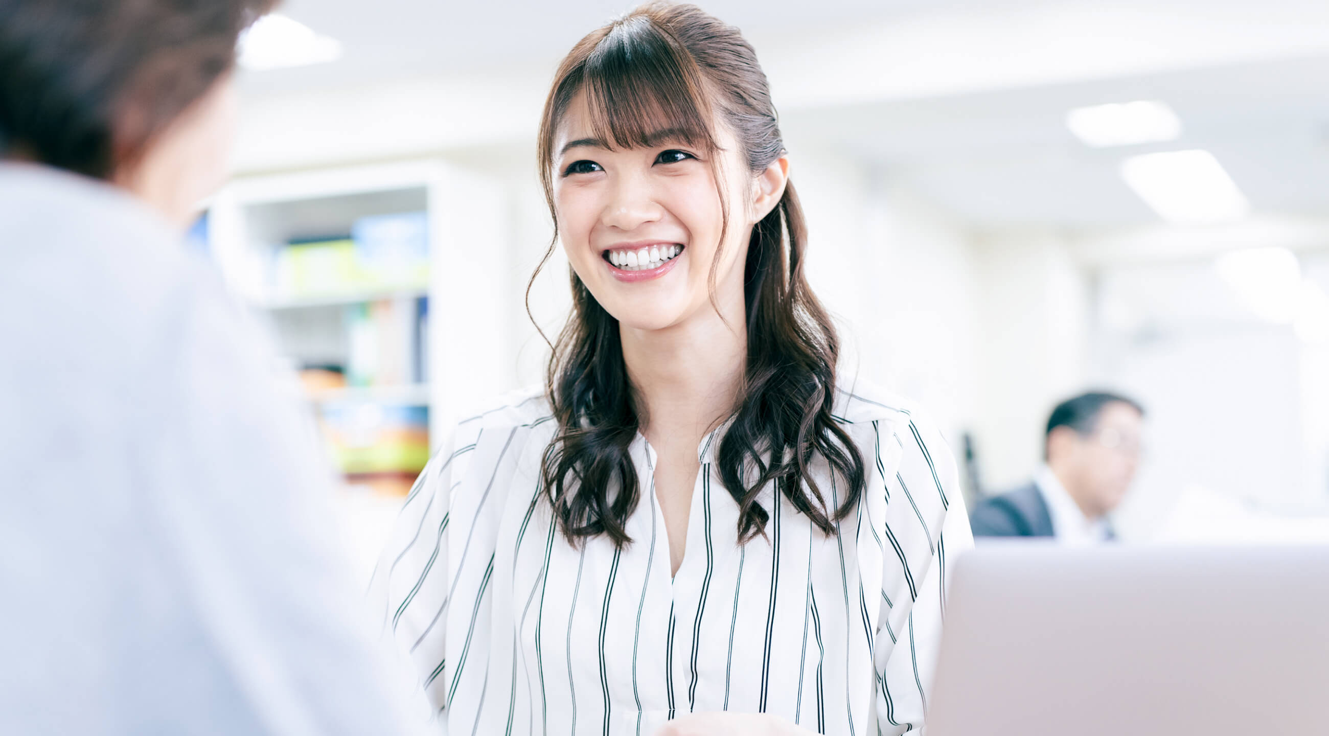 笑顔の女性社員