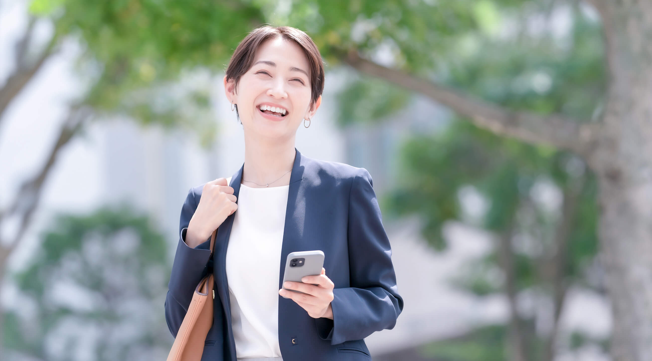 笑顔の女性社員