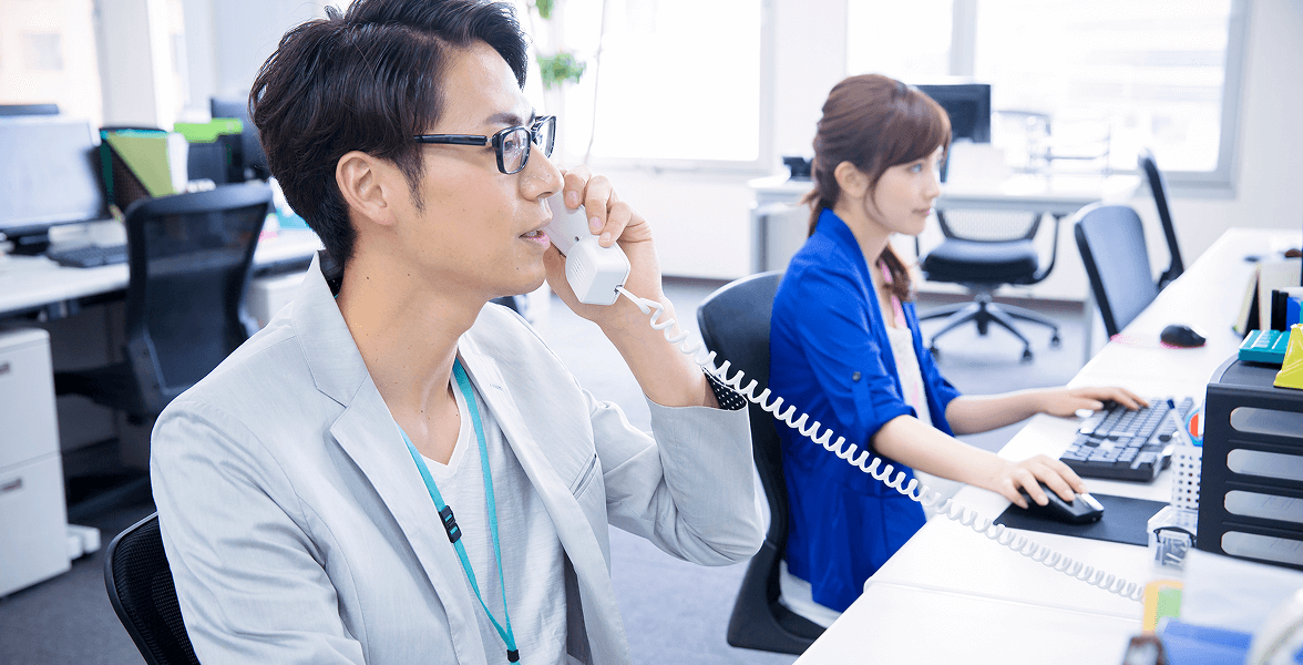 電話する職員
