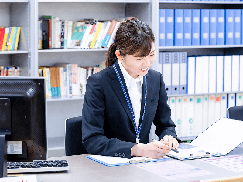 仕事する職員
