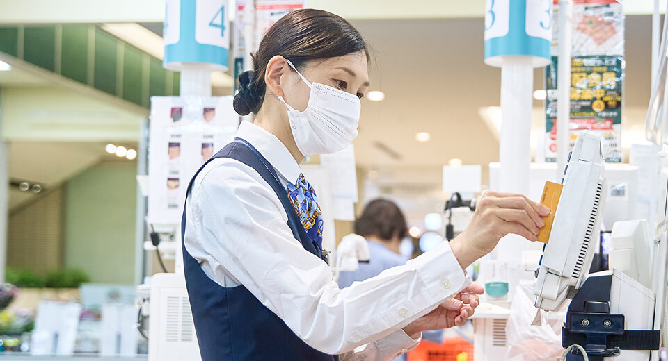 しずてつストアで働く女性社員