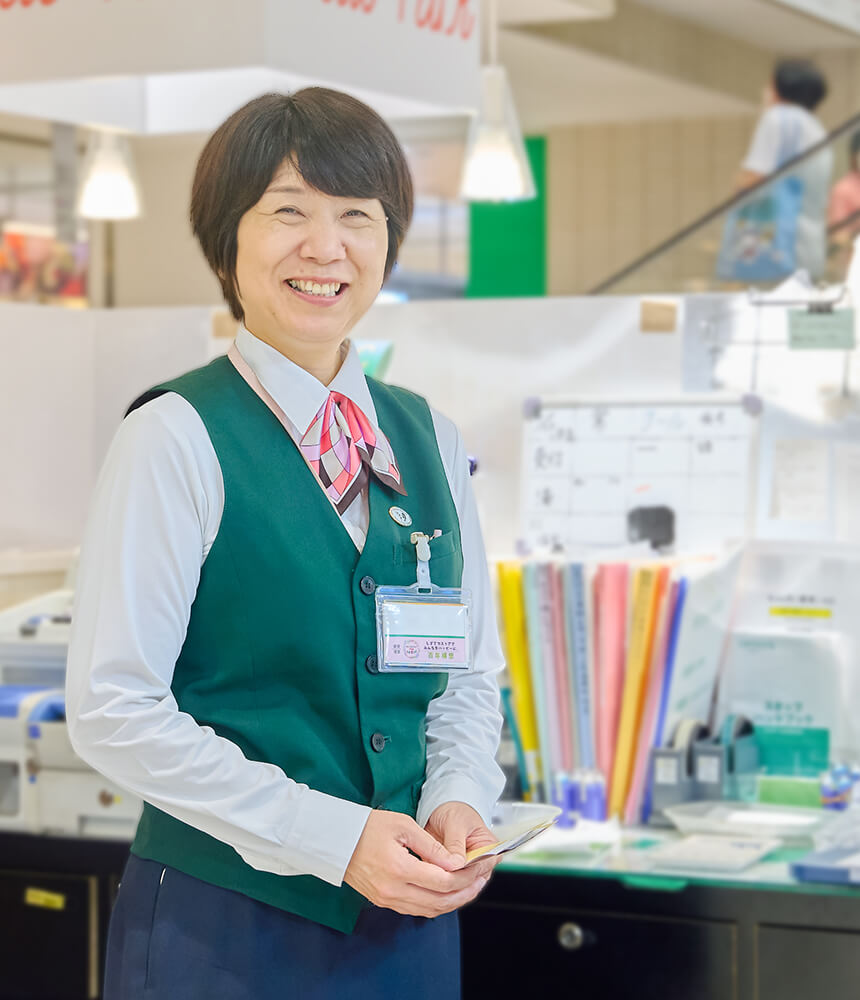制服姿の女性社員