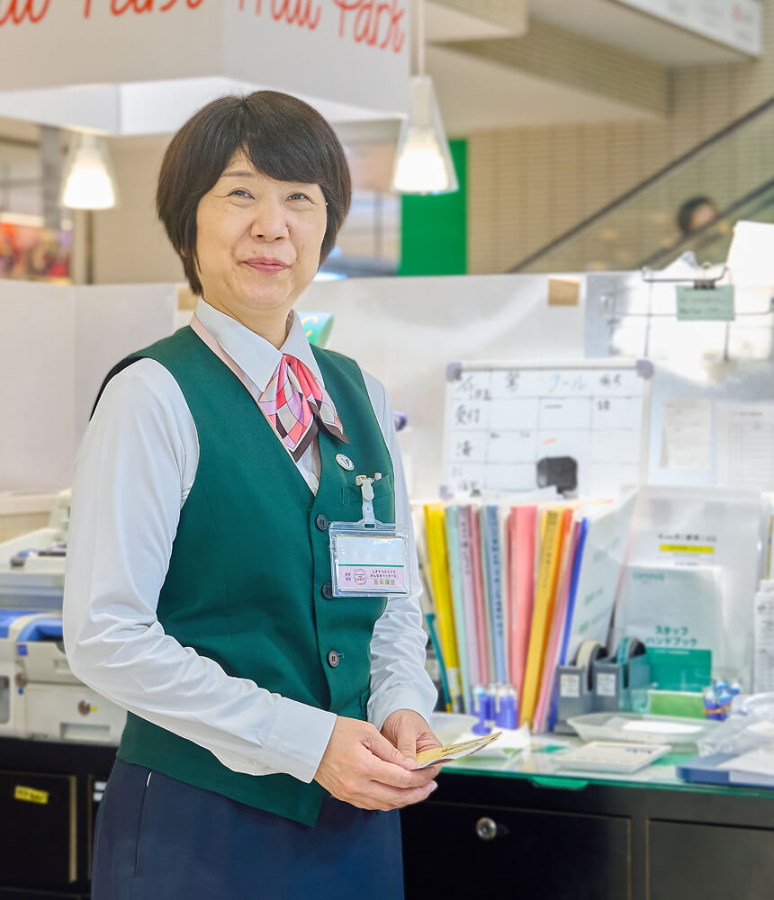 制服姿の女性社員