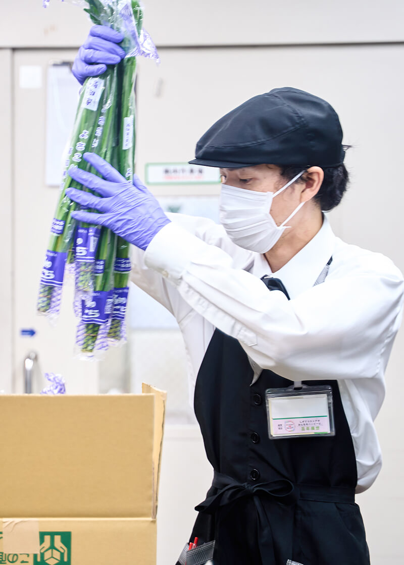 しずてつストアで働く様子