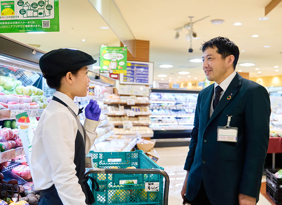 会話をする社員たち