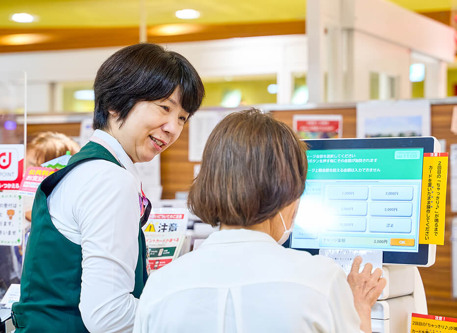 接客する女性社員