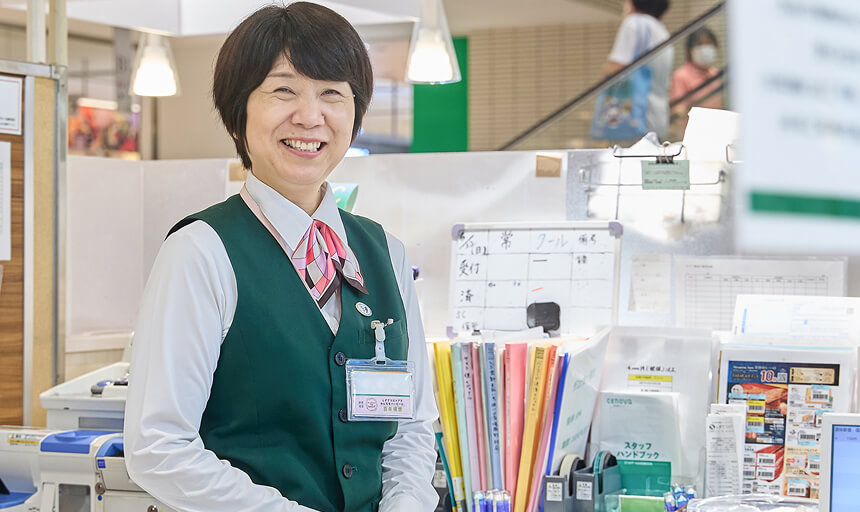 制服姿の女性社員