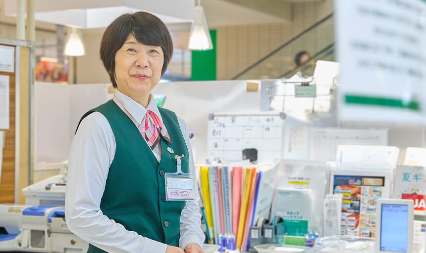 制服姿の女性社員