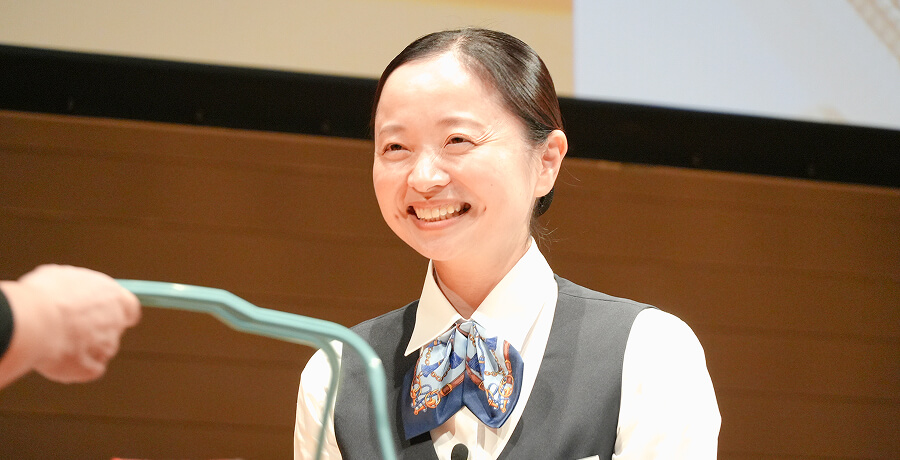 笑顔の女性社員