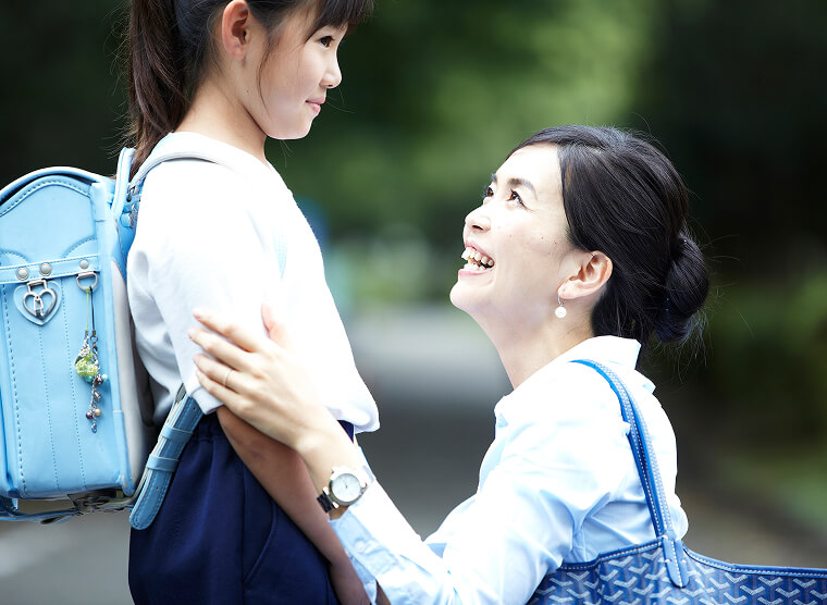 幼い子供と女性