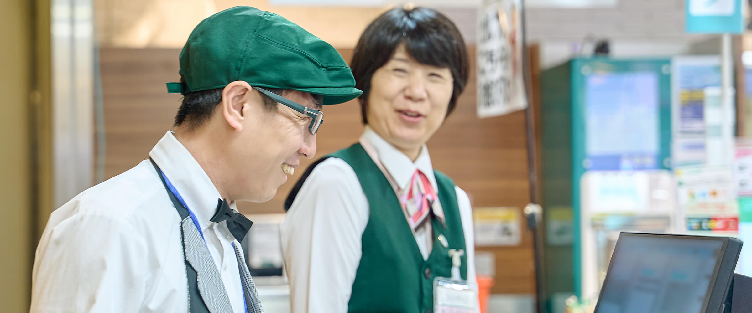 しずてつストアで働く社員たち