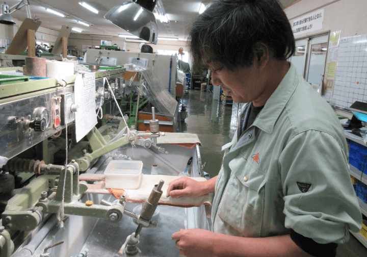 作業をしている男性