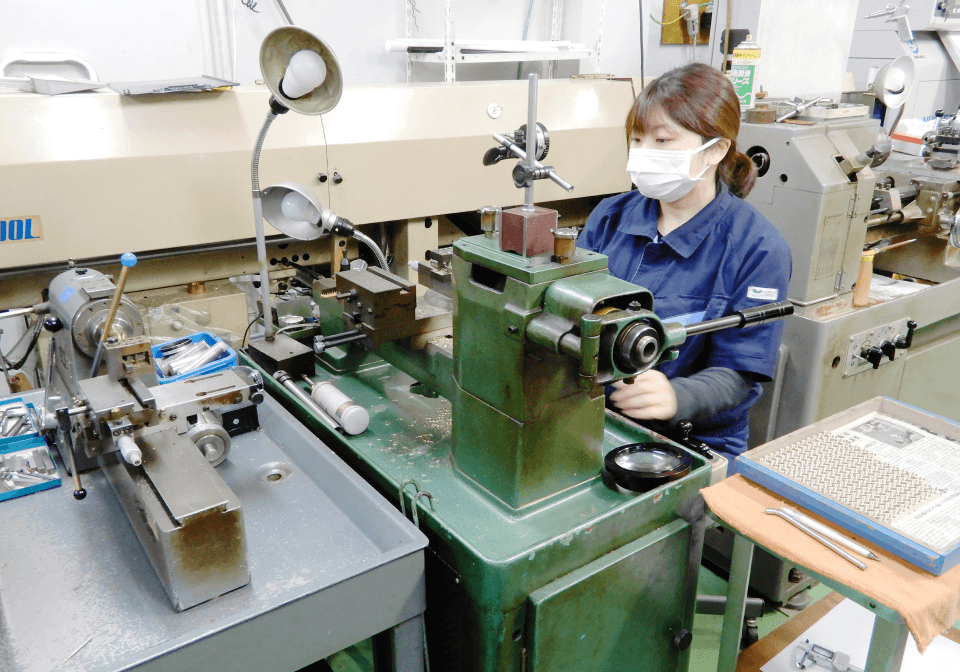 作業をしている女性