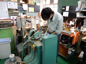 レンズ加工スタッフ（芯取工程）