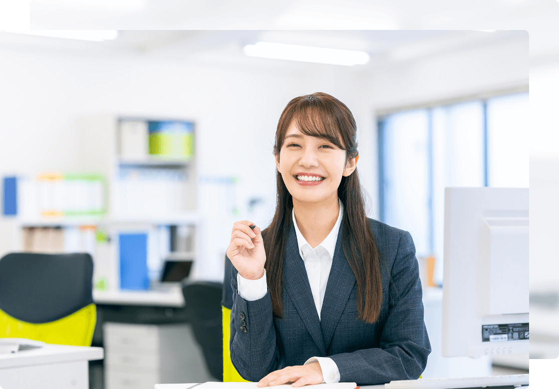 笑顔の女性社員