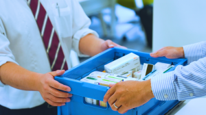 固定ルートでクリニックや薬局にお薬を届ける軽貨物ドライバー