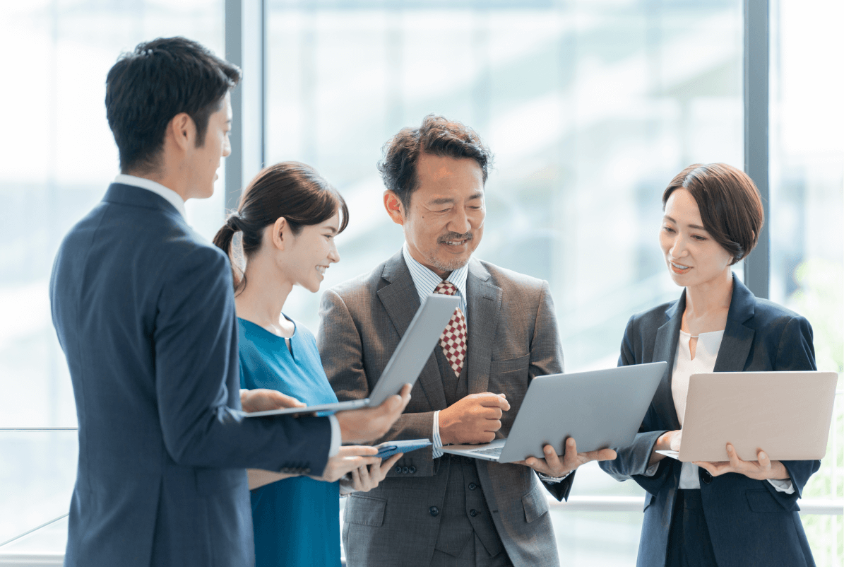社員たちはパソコンを見る