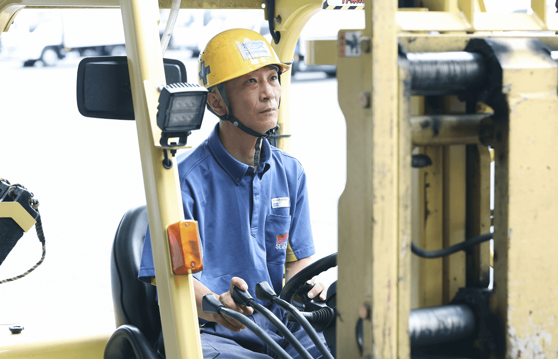 運転席の男性社員