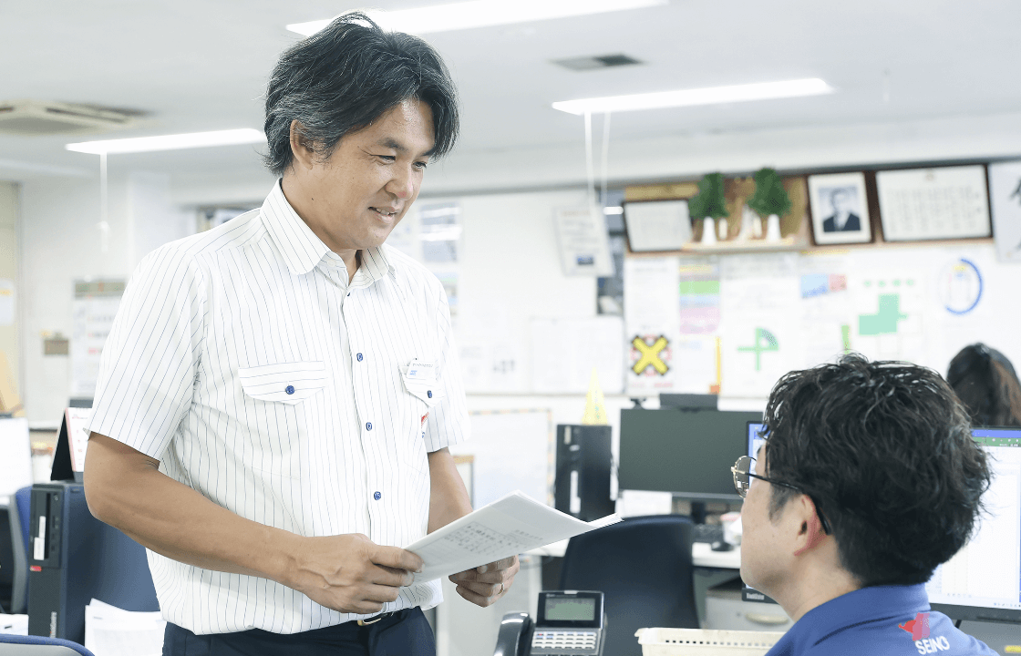 資料を渡す男性社員