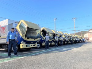 日用品などの中型トラック運転手_6440