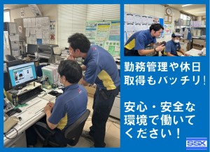 航空貨物の中型トラックドライバー_5733
